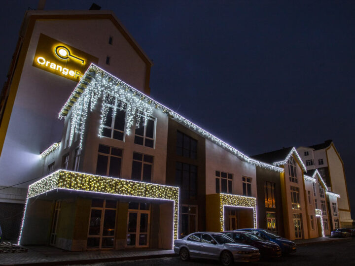 Святкова ілюмінація фасаду ЖК Orange Park
