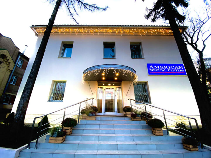 Новорічне оформлення фасаду American Medical Centers м.Київ