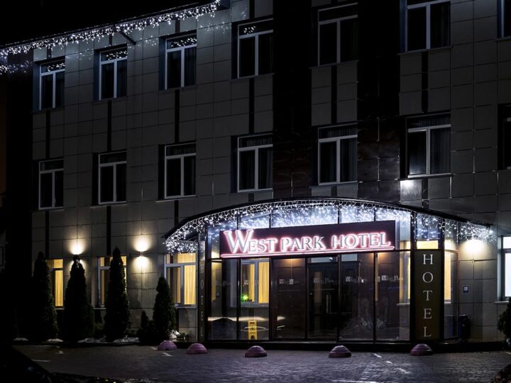 Новорічне оформлення фасаду готелю West park hotel